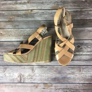 NUDE PATENT STRAPPY VINCE CAMUTO WEDGES STRAW BUCKLE